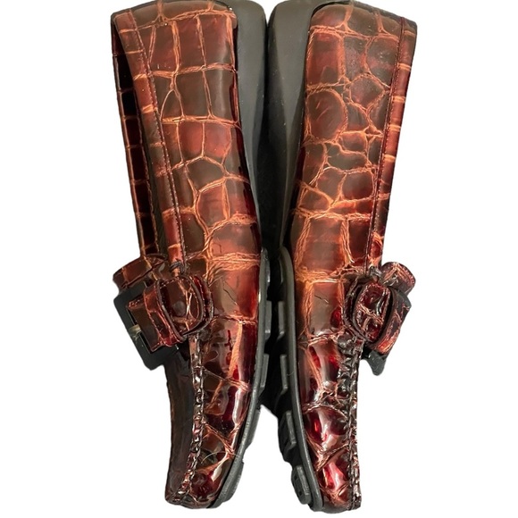 STUART WEITZMAN Maroon Leather
Crocodile Embossed Loafers with Buckle. Size 5.5M - Picture 6 of 13